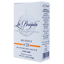 Tin of La Brujula Mussels in white box